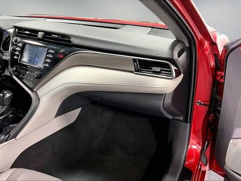 Used 2020 Toyota Camry SE w/ Blackout Package image 24