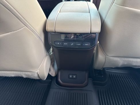 Used 2021 Toyota Highlander XLE image 24