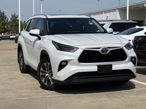 Used 2022 Toyota Highlander XLE AWD/4WD image 2