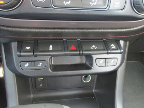 Used 2015 GMC Canyon SLE AWD/4WD image 16
