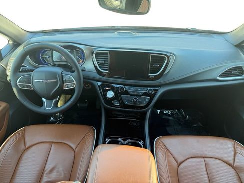 Used 2024 Chrysler Pacifica Pinnacle image 8
