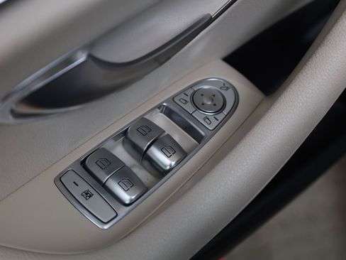 Used 2019 Mercedes-Benz E 300 4MATIC image 38