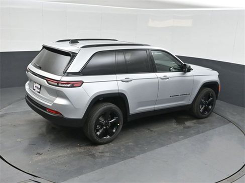 New 2025 Jeep Grand Cherokee Altitude image 29