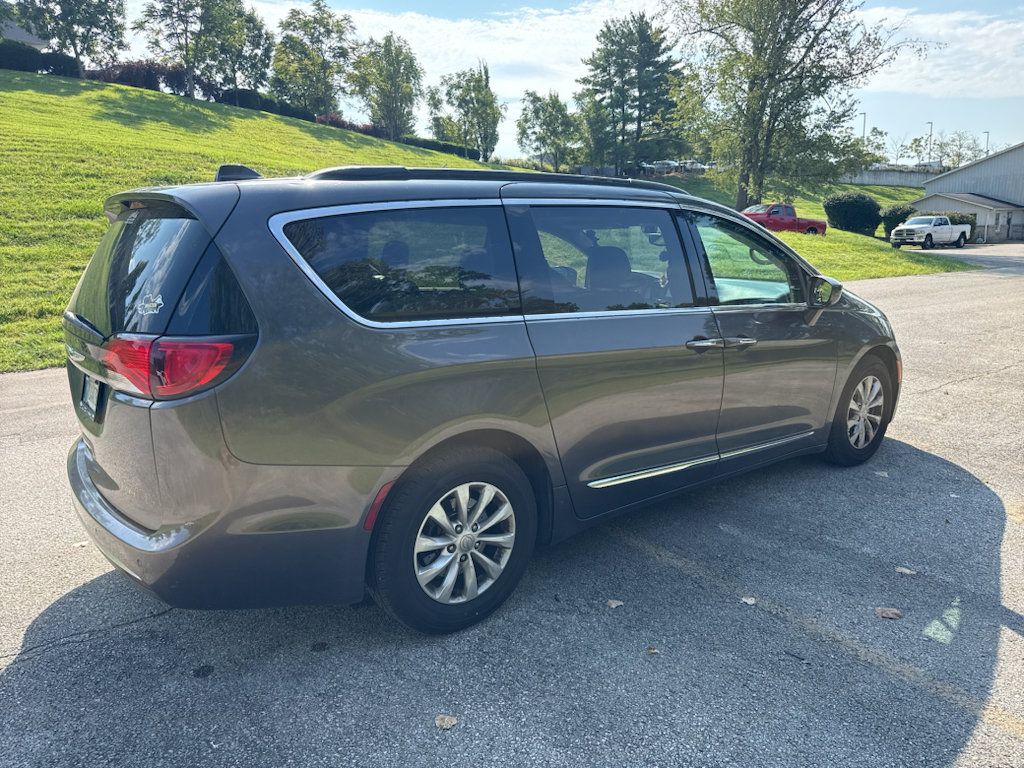 Used 2017 Chrysler Pacifica Touring-L FWD image 5