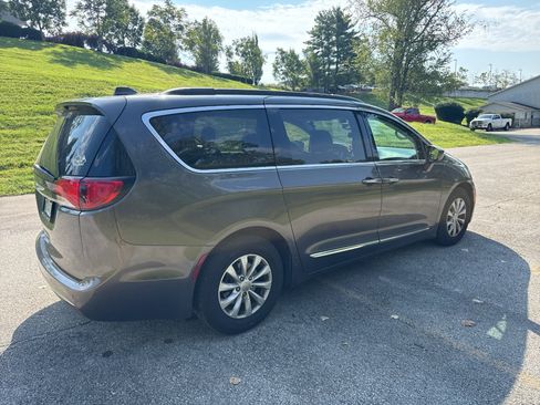 Used 2017 Chrysler Pacifica Touring-L FWD image 5