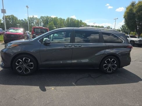 Used 2025 Toyota Sienna Platinum FWD image 5