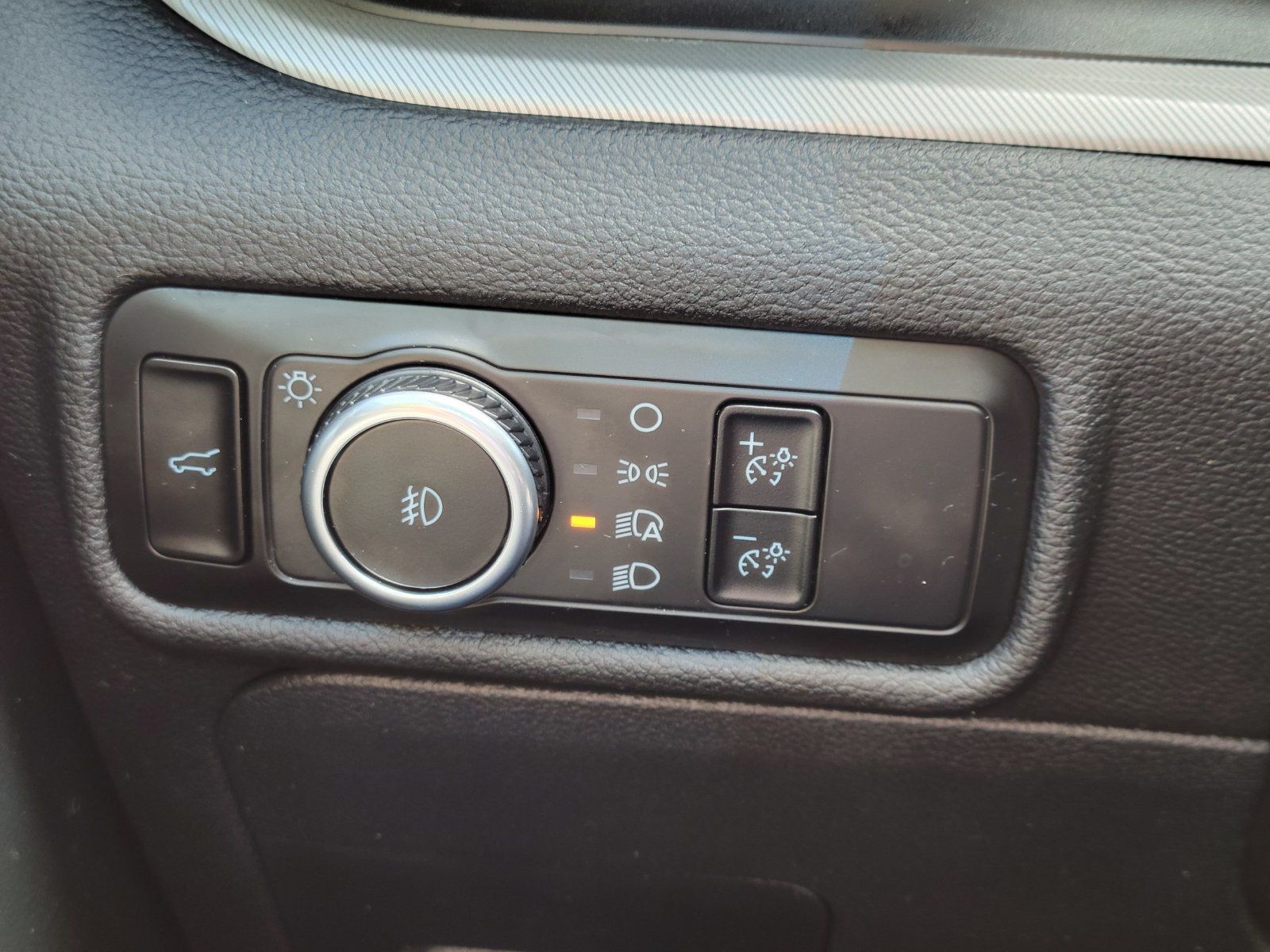 Used 2023 Ford Explorer XLT w/ Equipment Group 202A AWD/4WD image 15