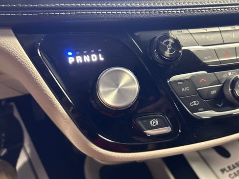 Used 2024 Chrysler Pacifica Touring-L w/ Uconnect Theater Family Group FWD image 20