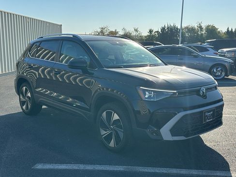 Used 2025 Volkswagen Taos SE w/ Panoramic Sunroof Package image 3