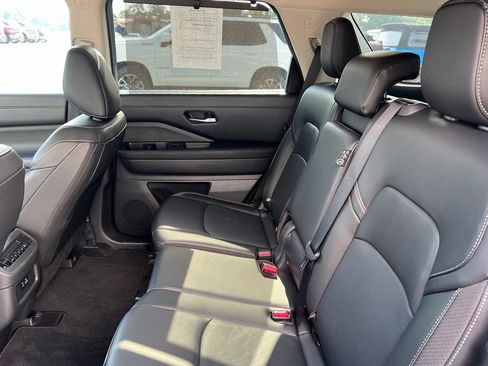 Used 2025 Nissan Pathfinder SL FWD image 8