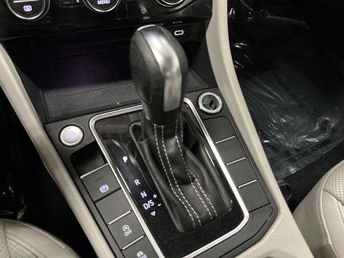 Used 2021 Volkswagen Jetta SEL Premium image 19