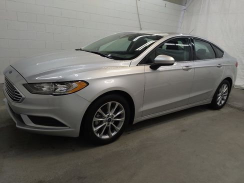 Used 2017 Ford Fusion SE w/ Fusion SE Technology Package image 2