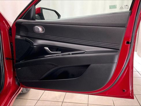 Used 2022 Hyundai Elantra Limited image 12