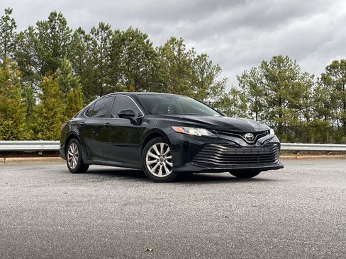 Used 2019 Toyota Camry LE image 2