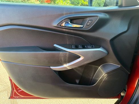 Used 2024 Chevrolet Trax RS w/ Sunroof Package FWD image 14