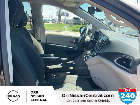 Used 2023 Chrysler Voyager LX FWD image 11