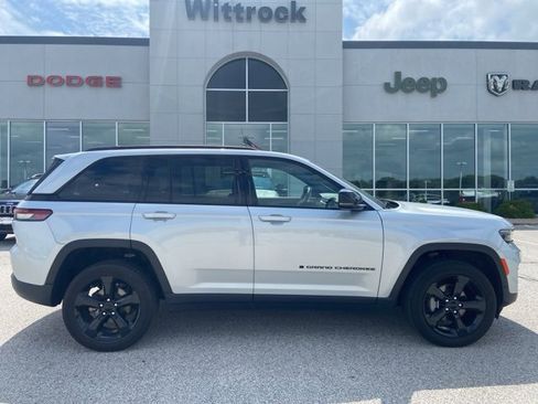 Used 2023 Jeep Grand Cherokee Altitude image 9