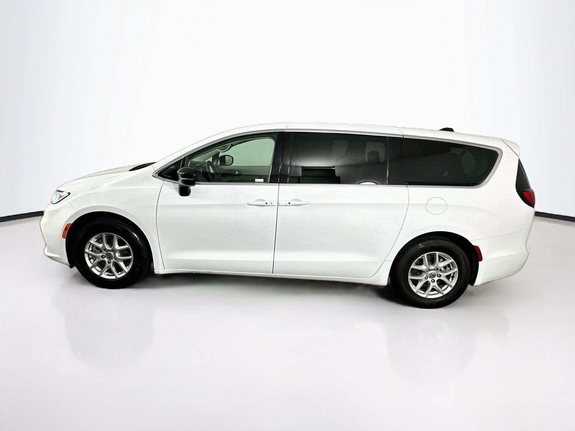 Used 2024 Chrysler Pacifica Touring-L FWD image 4