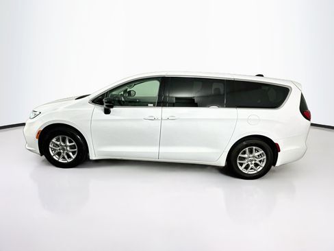 Used 2024 Chrysler Pacifica Touring-L FWD image 4