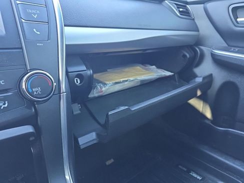 Used 2017 Toyota Camry SE image 28