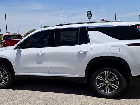 Used 2025 Chevrolet Traverse LT FWD image 5