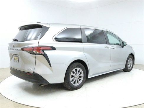 Used 2022 Toyota Sienna XLE image 7