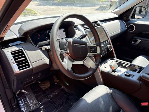 Used 2024 Land Rover Discovery S AWD/4WD image 18