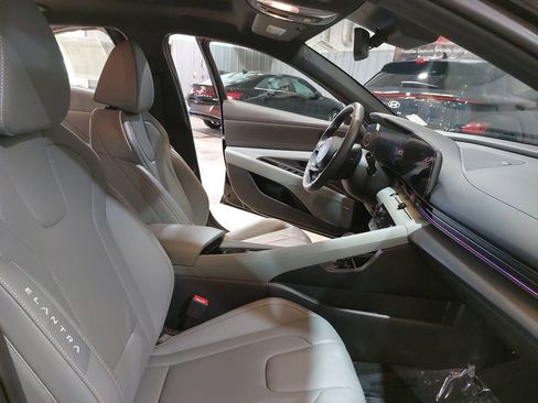 Used 2025 Hyundai Elantra Limited FWD image 10