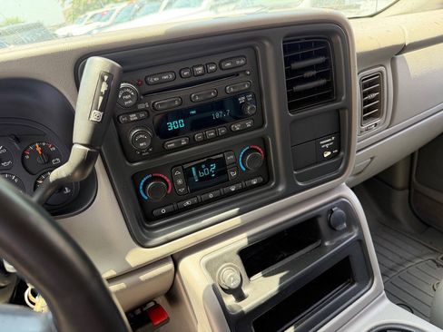 Used 2005 GMC Sierra 2500 SLT w/ Heavy-Duty Power Package AWD/4WD image 11