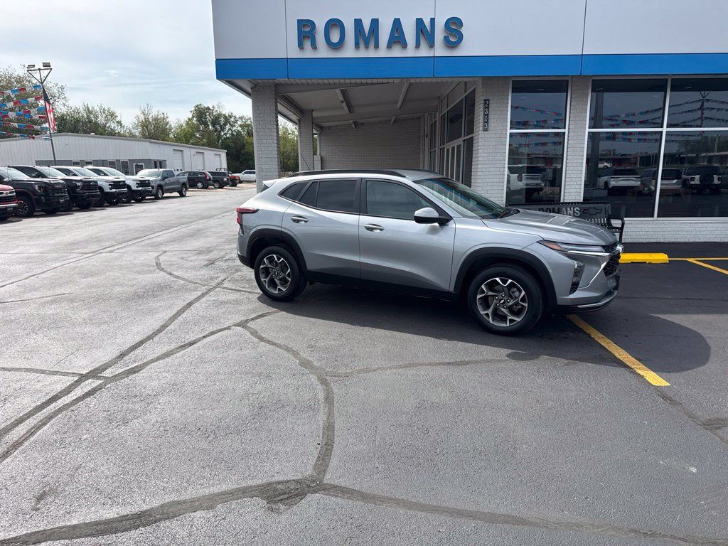 Used 2026 Chevrolet Trax LT FWD image 2