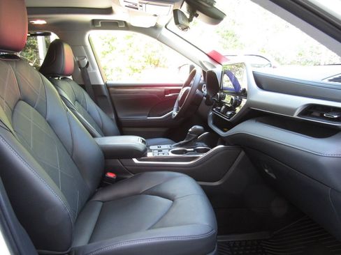 Used 2025 Toyota Highlander Platinum AWD/4WD image 21