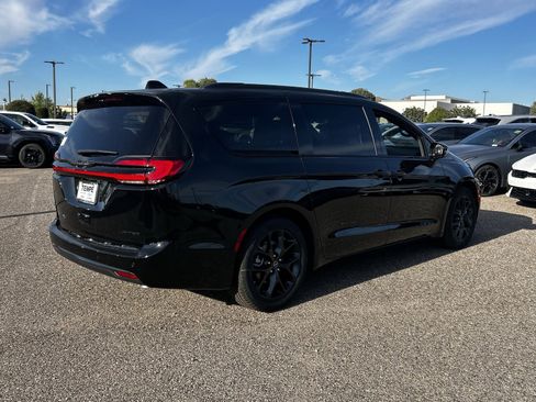 New 2026 Chrysler Pacifica Limited w/ S Appearance Package image 5