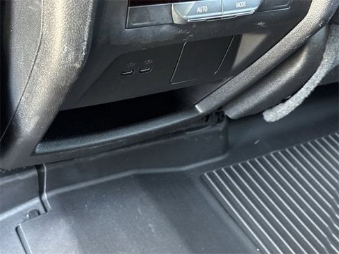 Used 2025 Chevrolet Traverse LT image 15