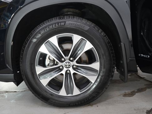 Used 2020 Toyota Highlander XLE AWD/4WD image 31