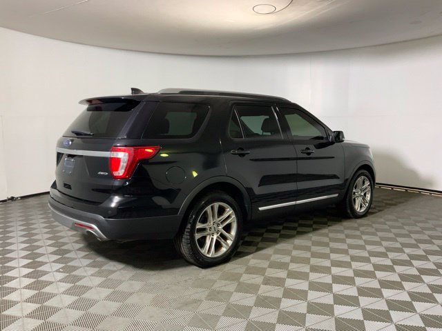 Used 2017 Ford Explorer XLT w/ Equipment Group 202A AWD/4WD image 5