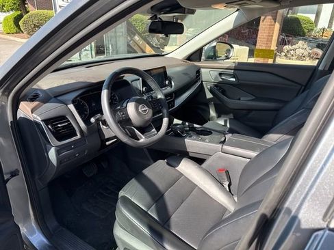 Used 2023 Nissan Rogue SV w/ SV Premium Package image 13