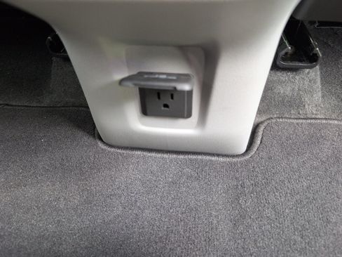 Used 2024 GMC Terrain SLE w/ Driver Convenience Package FWD image 15