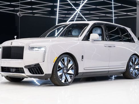 Used 2025 Rolls-Royce Cullinan AWD/4WD image 3
