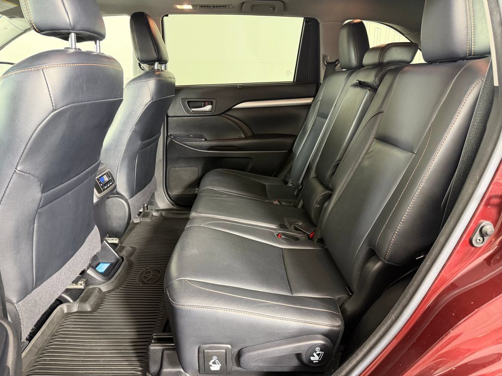 Used 2017 Toyota Highlander XLE AWD/4WD image 18