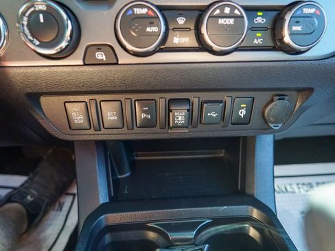 Used 2022 Toyota Tacoma TRD Off-Road w/ TRD Premium Off Road Package AWD/4WD image 29