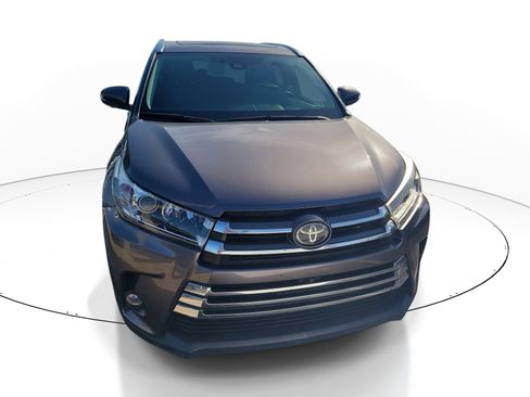 Used 2018 Toyota Highlander Limited Platinum FWD image 2