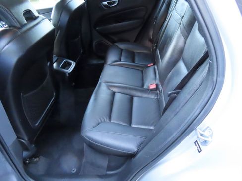 Used 2019 Volvo XC60 T6 Momentum w/ Multimedia Package AWD/4WD image 16