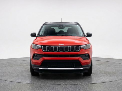 Used 2025 Jeep Compass Limited AWD/4WD image 2