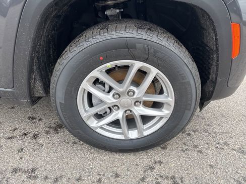 New 2026 Jeep Grand Cherokee Laredo image 9