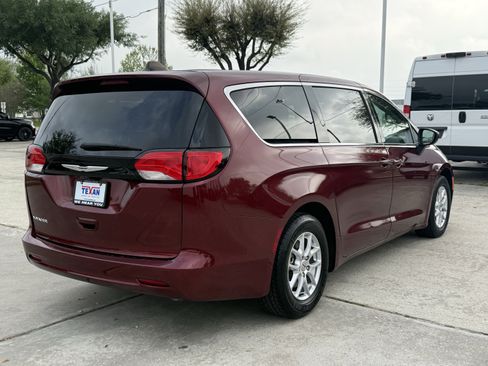 Used 2023 Chrysler Voyager LX image 5