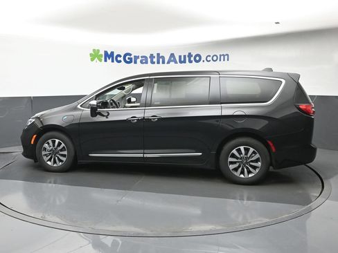 Used 2022 Chrysler Pacifica Limited w/ Uconnect Theater Family Group FWD image 22