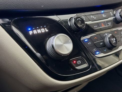 Used 2022 Chrysler Pacifica Touring-L FWD image 19