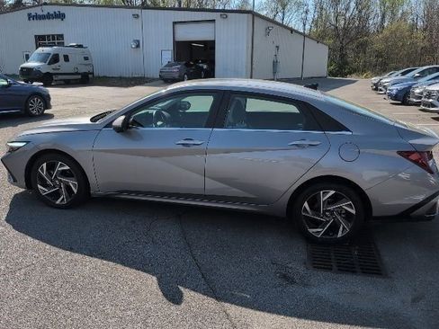 Used 2024 Hyundai Elantra Limited image 11