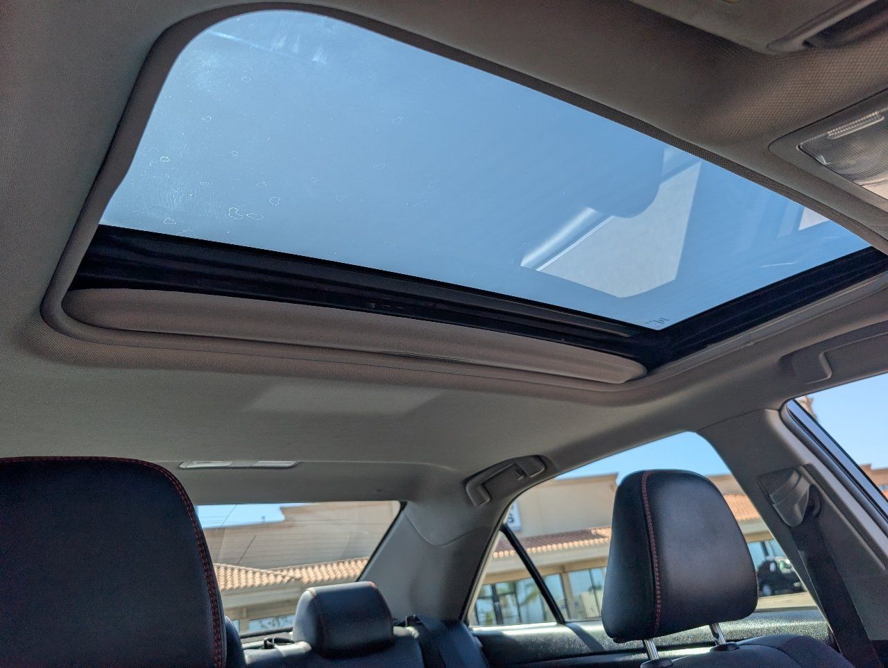 Used 2016 Toyota Camry SE w/ Moonroof Package FWD image 3