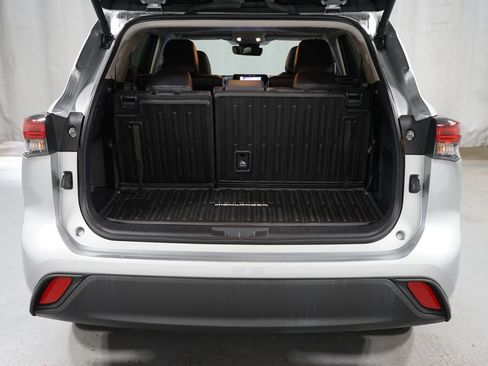 Certified 2024 Toyota Highlander XLE FWD image 37